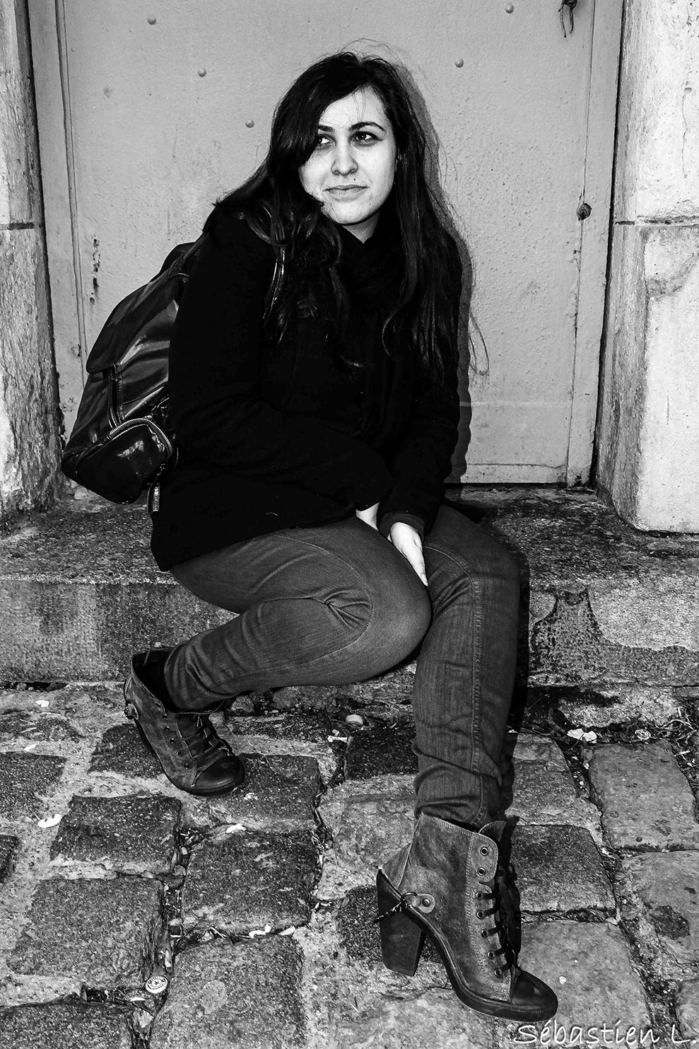 Portrait d'un modèle féminin sur les quai de Seine à Paris